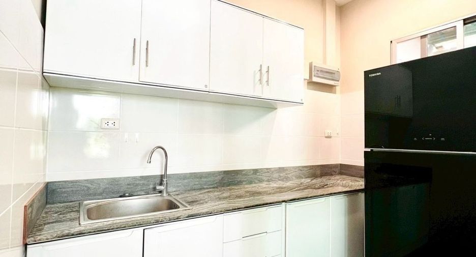 For rent 3 bedrooms townhouse in Wang Thonglang, Bangkok