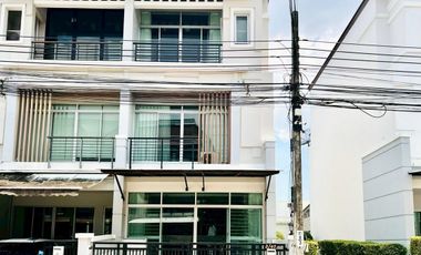 À louer 3 chambres maison de ville à Wang Thonglang, Bangkok