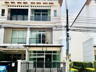 出租 3 卧室 联排别墅 在 Wang Thong Lang, 曼谷
