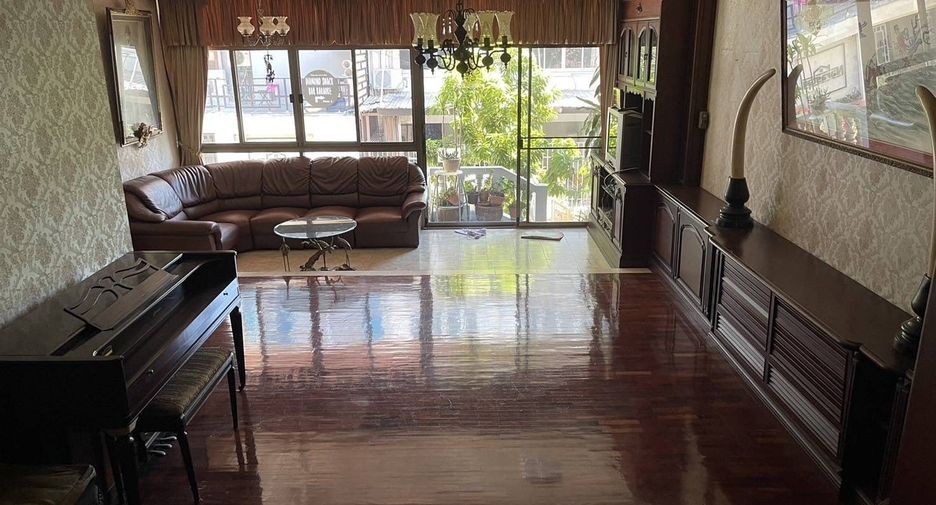 Gewerbefläche zur Miete mit 3 Zimmer in Watthana, Bangkok