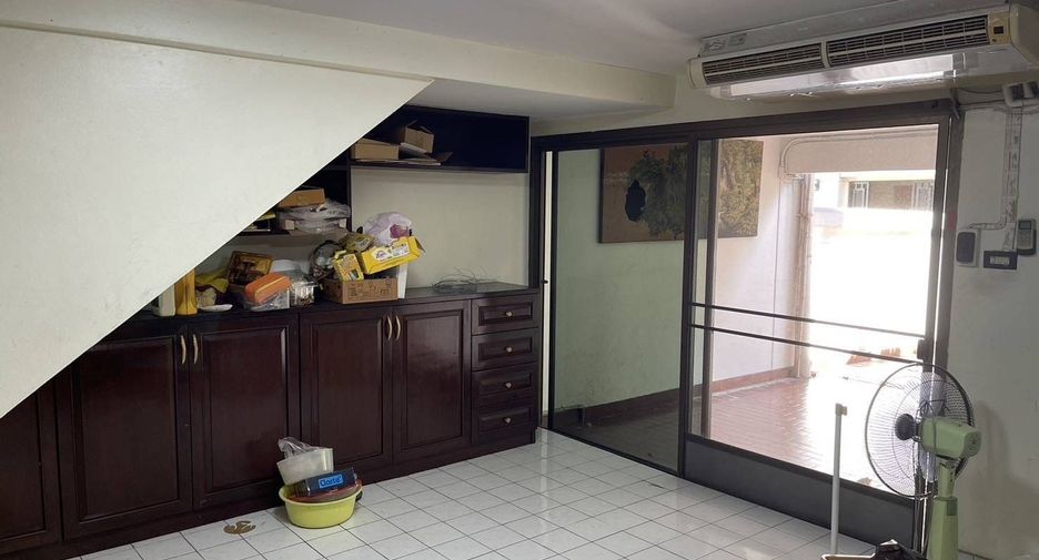 Gewerbefläche zur Miete mit 3 Zimmer in Watthana, Bangkok