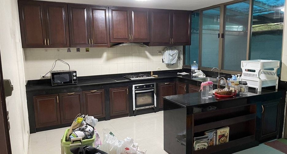 Gewerbefläche zur Miete mit 3 Zimmer in Watthana, Bangkok