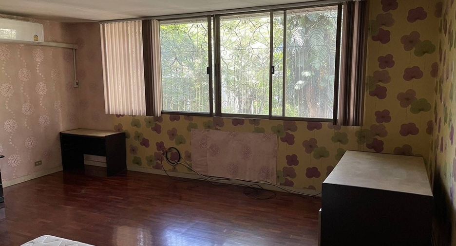 Gewerbefläche zur Miete mit 3 Zimmer in Watthana, Bangkok