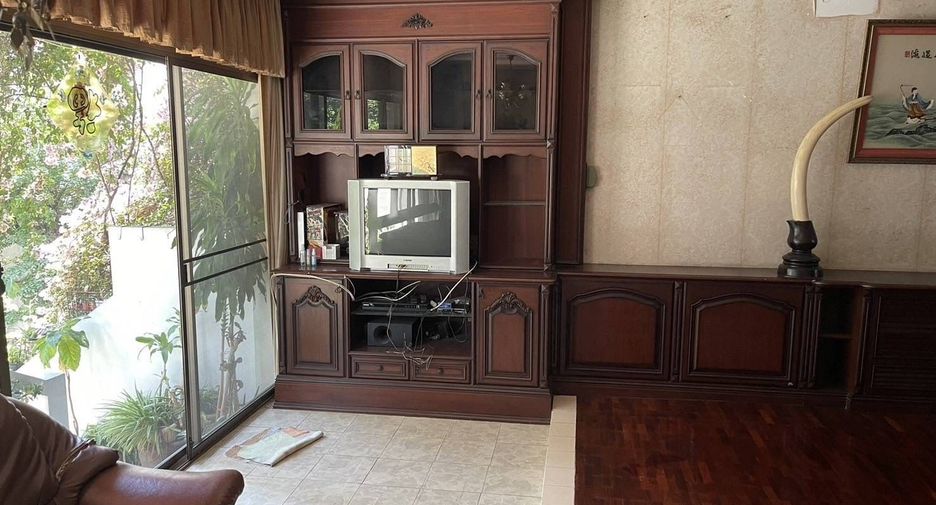 Gewerbefläche zur Miete mit 3 Zimmer in Watthana, Bangkok