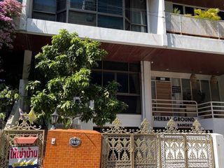 For rent 3 bedrooms retail Space in Watthana, Bangkok