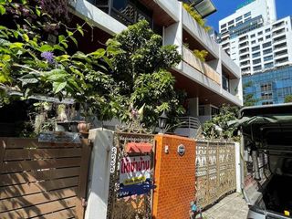 For rent 3 bedrooms retail Space in Watthana, Bangkok