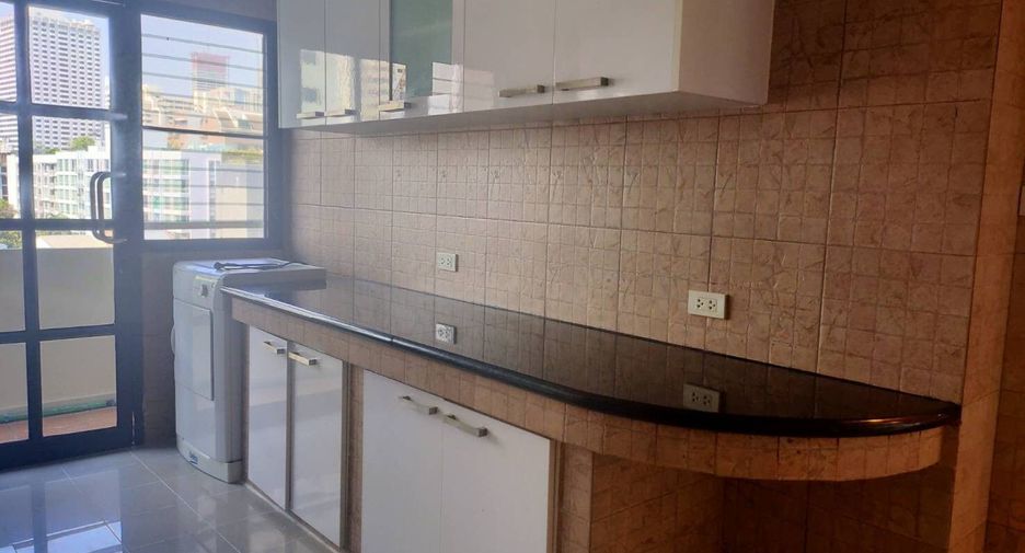 For rent 3 bedrooms apartment in Khlong Toei, Bangkok