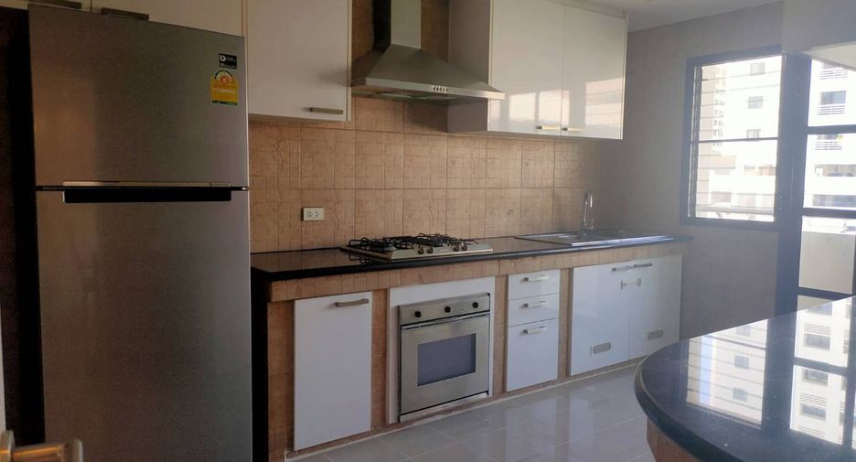 For rent 3 bedrooms apartment in Khlong Toei, Bangkok