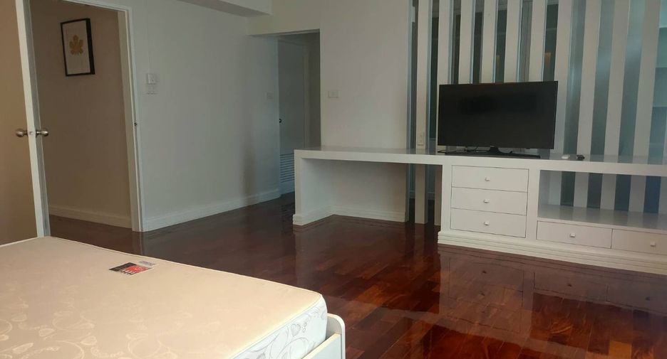 For rent 3 bedrooms apartment in Khlong Toei, Bangkok