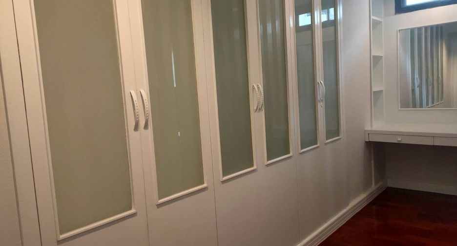 For rent 3 bedrooms apartment in Khlong Toei, Bangkok