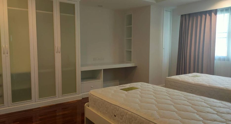 For rent 3 bedrooms apartment in Khlong Toei, Bangkok