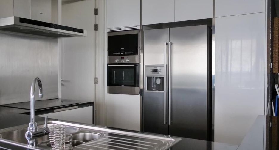 Condo en alquiler de 3 habitaciones en Yan Nawa, Bangkok