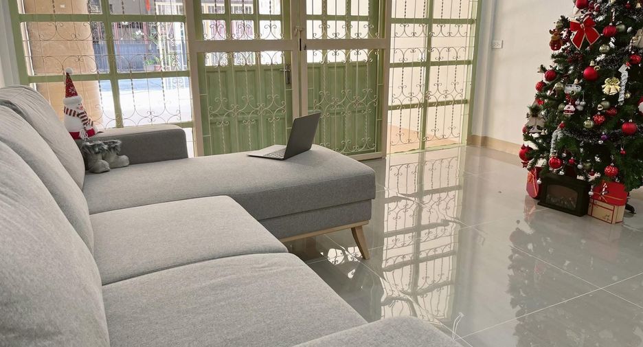 For sale 3 bedrooms townhouse in Bang Kapi, Bangkok