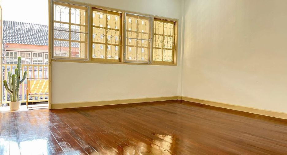 For sale 3 bedrooms townhouse in Bang Kapi, Bangkok