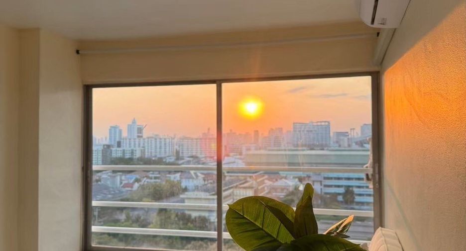 For rent 2 bedrooms condo in Bang Kapi, Bangkok