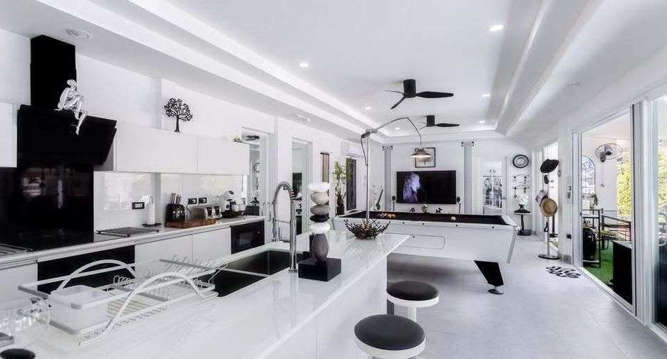 For sale and for rent 5 bedrooms villa in Mueang Phuket, Phuket