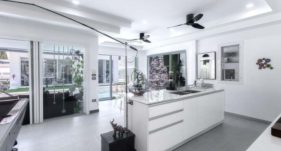 For sale and for rent 5 bedrooms villa in Mueang Phuket, Phuket