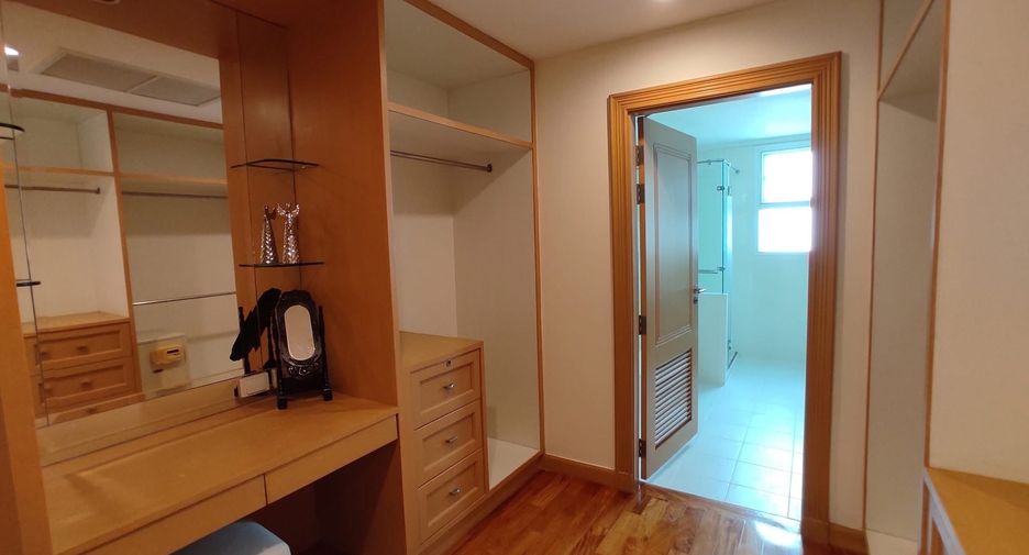 For rent 4 bedrooms condo in Khlong Toei, Bangkok