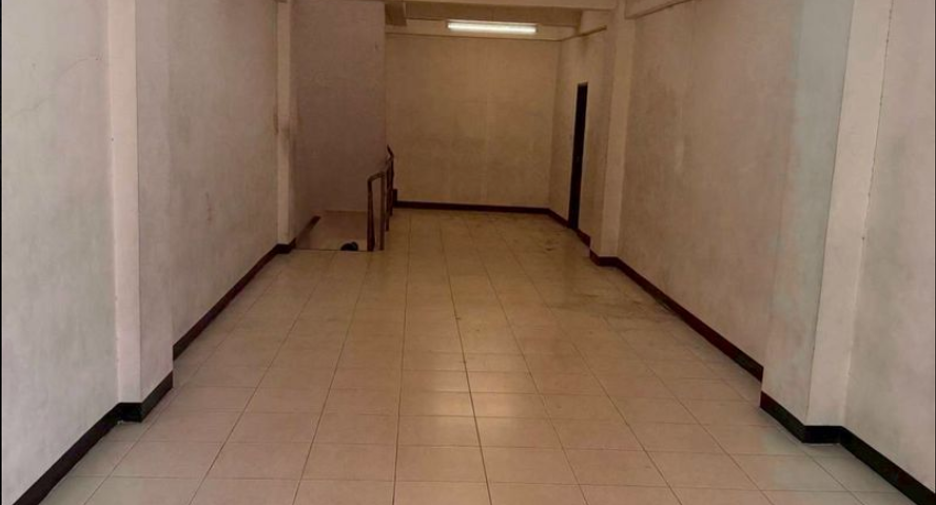 For rent 4 bedrooms retail Space in Samphanthawong, Bangkok