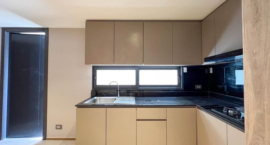 For sale 4 bedrooms villa in Yan Nawa, Bangkok