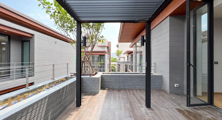 For sale 4 bedrooms villa in Yan Nawa, Bangkok