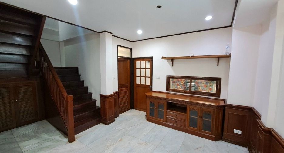 For rent 4 bedrooms house in Watthana, Bangkok