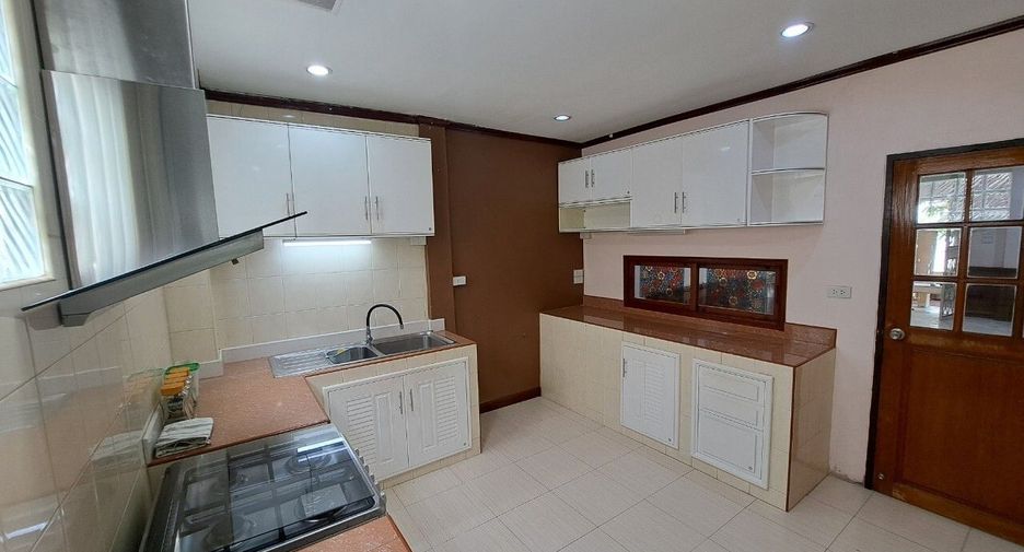 For rent 4 bedrooms house in Watthana, Bangkok