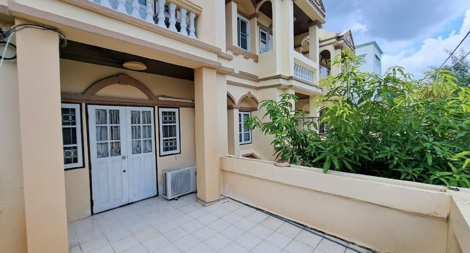 For rent 4 bedrooms house in Watthana, Bangkok