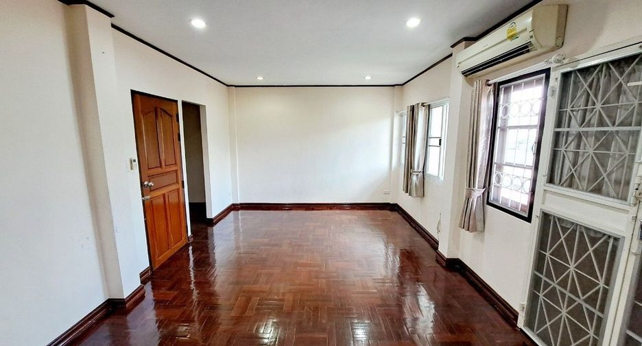 For rent 4 bedrooms house in Watthana, Bangkok