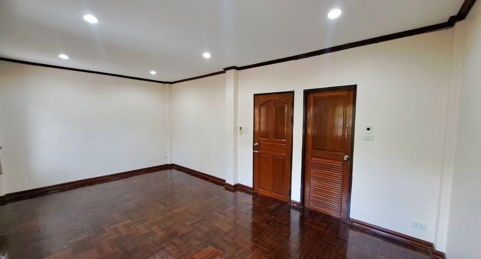 For rent 4 bedrooms house in Watthana, Bangkok