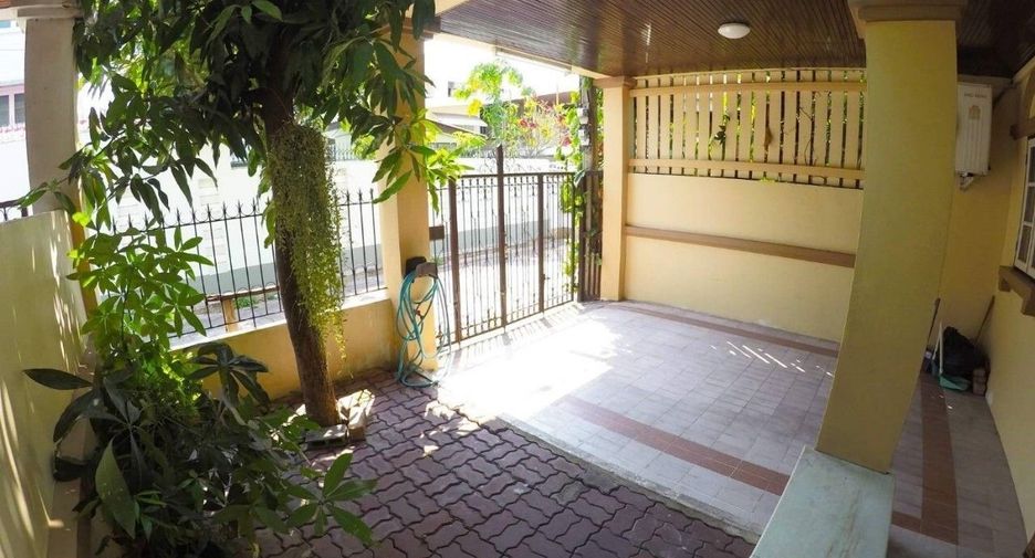 For rent 4 bedrooms house in Watthana, Bangkok