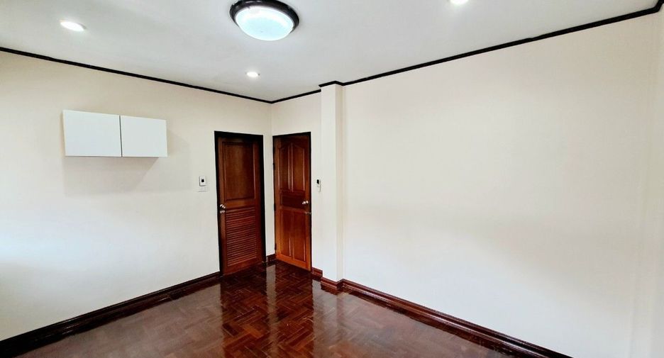 For rent 4 bedrooms house in Watthana, Bangkok