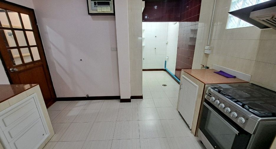 For rent 4 bedrooms house in Watthana, Bangkok