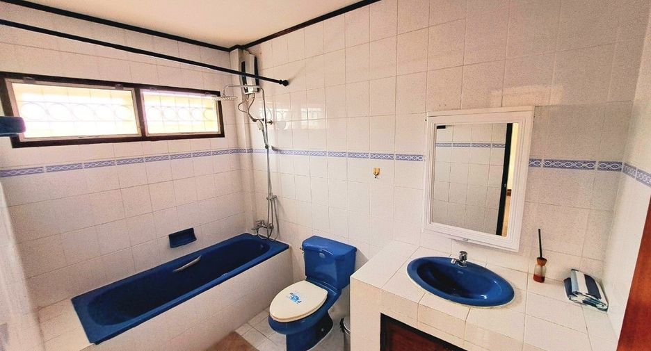 For rent 4 bedrooms house in Watthana, Bangkok