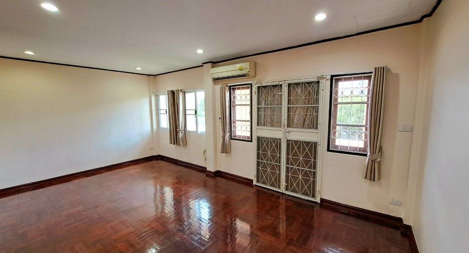 For rent 4 bedrooms house in Watthana, Bangkok