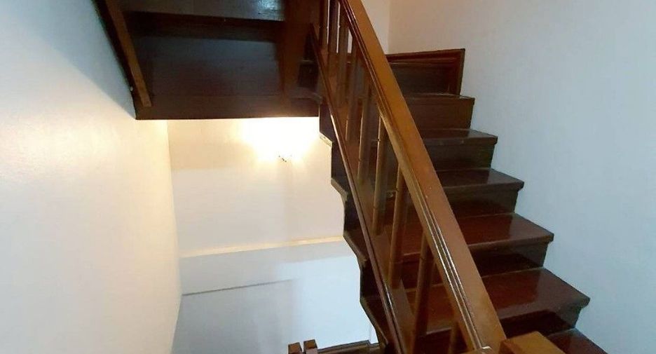 For rent 4 bedrooms house in Watthana, Bangkok