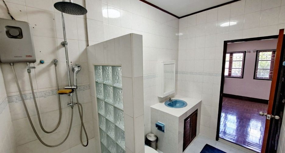 For rent 4 bedrooms house in Watthana, Bangkok