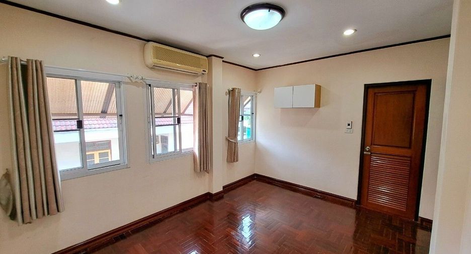 For rent 4 bedrooms house in Watthana, Bangkok
