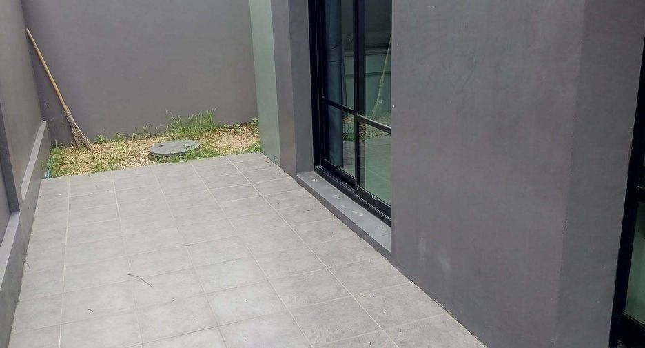 For rent 3 bedrooms townhouse in Bang Lamung, Chonburi