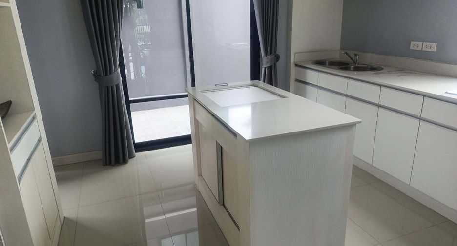 For rent 3 bedrooms townhouse in Bang Lamung, Chonburi