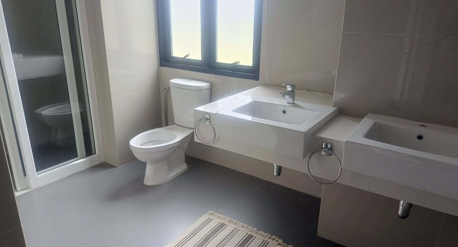 For rent 3 bedrooms townhouse in Bang Lamung, Chonburi