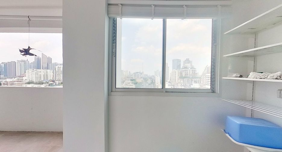 For rent 3 bedrooms condo in Watthana, Bangkok