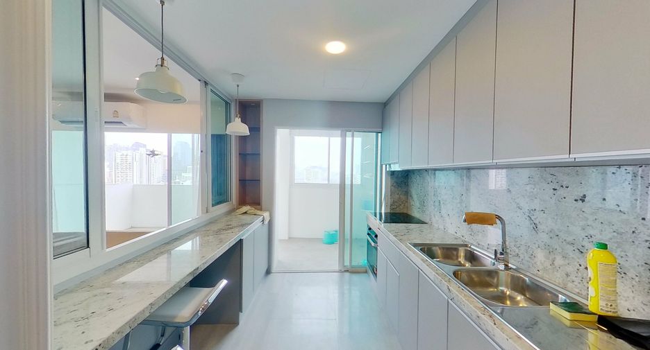 For rent 3 bedrooms condo in Watthana, Bangkok