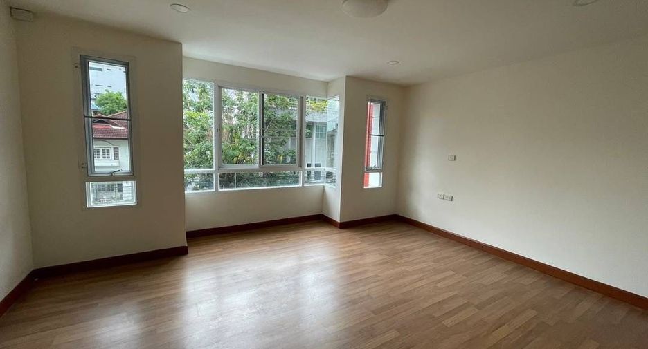 For sale and for rent 12 bedrooms townhouse in Yan Nawa, Bangkok
