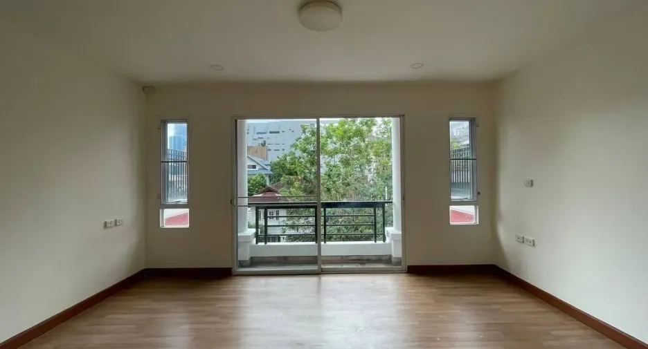 For sale and for rent 12 bedrooms townhouse in Yan Nawa, Bangkok