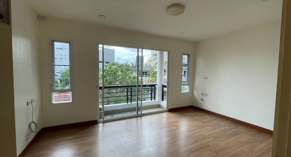 For sale and for rent 12 bedrooms townhouse in Yan Nawa, Bangkok