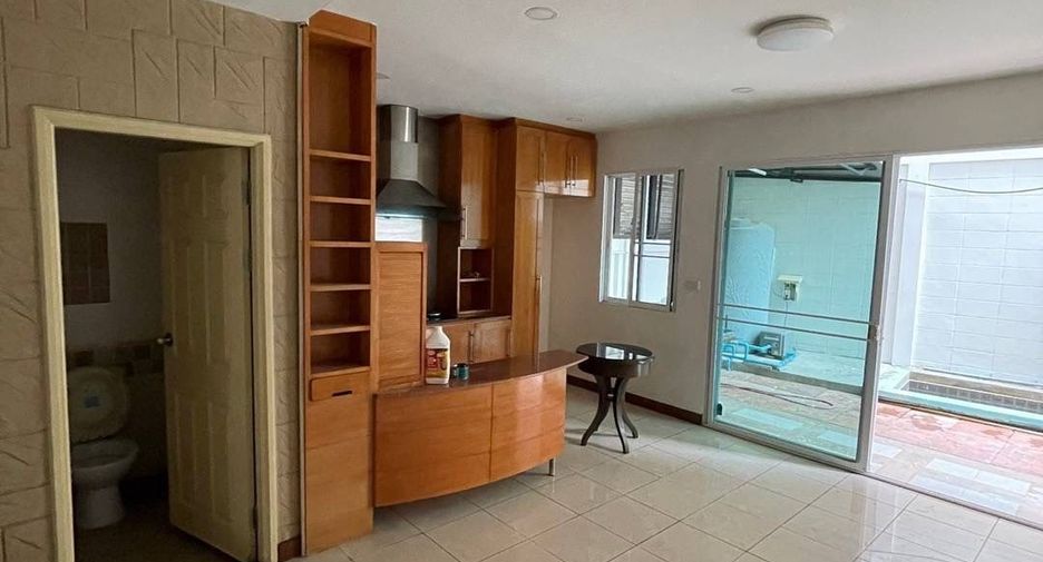 For sale and for rent 12 bedrooms townhouse in Yan Nawa, Bangkok