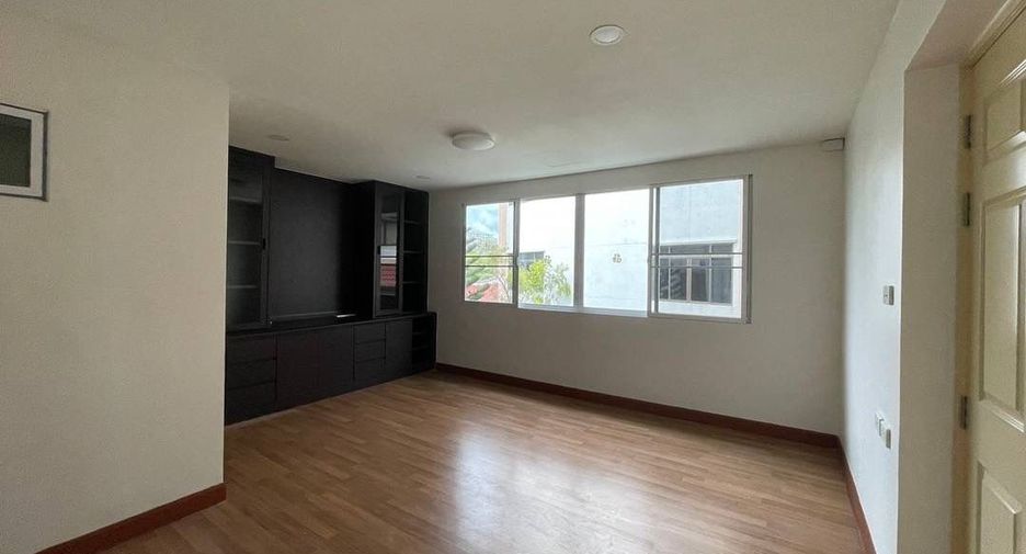 For sale and for rent 12 bedrooms townhouse in Yan Nawa, Bangkok