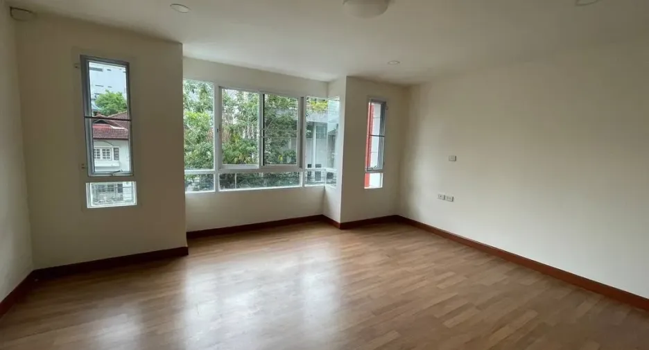 For sale and for rent 12 bedrooms townhouse in Yan Nawa, Bangkok