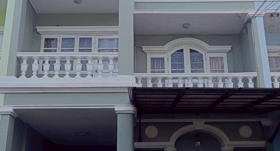 À louer 4 chambres maison de ville à Phra Khanong, Bangkok